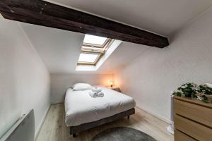 リヨンにあるApartment for 4 people with view of Fourvière AILの屋根裏のベッドルーム(ベッド1台、天窓付)