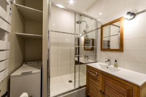een badkamer met een wastafel en een douche bij The charming, comfortable Charlemagne AIL in Lyon