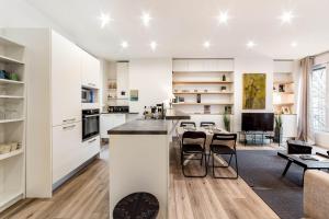 Кухня или мини-кухня в The charming, comfortable Charlemagne AIL
