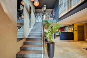 una escalera en un edificio con una maceta en Hotel Bastide & SPA - Villa de Lourmarin, en Lourmarin