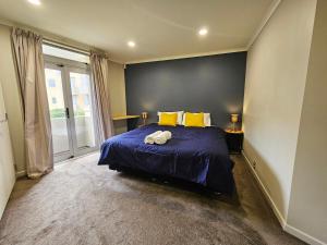 En eller flere senge i et værelse på Executive, Spacious & Modern Home, 8 Beds!