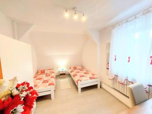 1 dormitorio con 2 camas y ventana en Apartman Jezerane, en Jezerane