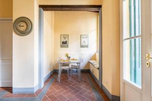 un pasillo con una mesa en una habitación en Ginny’s house- Borgo la croce luxury apartment, en Florencia