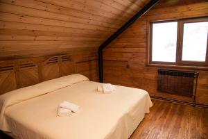 1 dormitorio con 2 camas en una cabaña de madera en Ranger Campus Eco Lodge en Urtsʼadzor