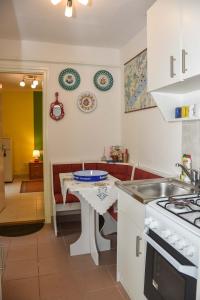 Kuchyňa alebo kuchynka v ubytovaní Szalai Apartman + 32 fotografií