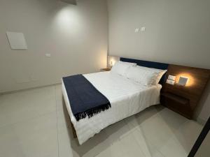 sypialnia z łóżkiem z niebieskim kocem w obiekcie B&B Palazzo Croghan w mieście Torre Maggiore