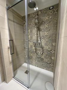 W łazience znajduje się prysznic ze szklanymi drzwiami. w obiekcie B&B Palazzo Croghan w mieście Torre Maggiore