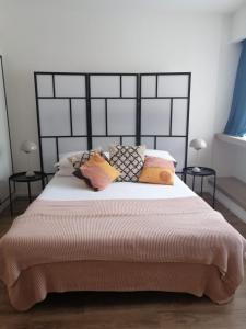 - une chambre avec un grand lit et des oreillers dans l'établissement Aparthotel Colombo Roma, à Rome