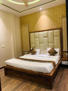 um quarto com uma cama grande num quarto em Hotel New BMS pride em Amritsar