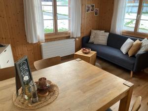 een woonkamer met een tafel en een blauwe bank bij Wies in Stein