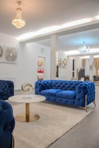 sala de estar con sofá azul y mesa en Guest Rooms Diamant Biel/Bienne, en Biel