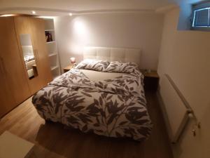 een slaapkamer met een bed met een zwart-wit dekbed bij Apart Desiree in Arzl im Pitztal