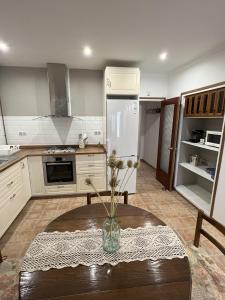 レスカラにあるApartamento Can REMIGI, Centro del Pueblo con Aire Acondicionadoの台所 +11枚の写真