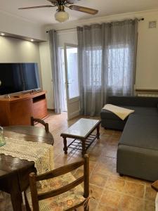 レスカラにあるApartamento Can REMIGI, Centro del Pueblo con Aire Acondicionadoのソファとテレビのあるリビングルーム