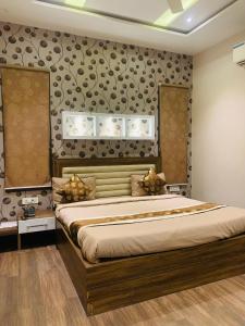 um quarto com uma cama grande num quarto em Hotel New BMS pride em Amritsar