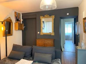 ein Wohnzimmer mit einem Sofa und einem Spiegel in der Unterkunft 22 COEUR DE VIENNE in Vienne