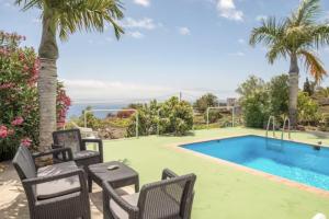 eine Villa mit einem Pool und Palmen in der Unterkunft Lightbooking Luymar Villa de Mazo con piscina in Mazo