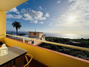 Mazo的住宿－Lightbooking Luymar Villa de Mazo con piscina，海景阳台。