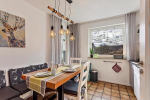 cocina y comedor con mesa y sillas en Haus Frigger, en Olsberg
