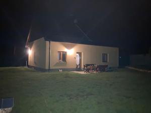 uma pequena casa à noite com luzes acesas em Chata Holčovice em Nová Komora