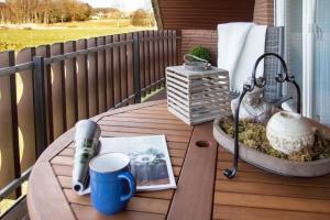 einen Tisch auf einer Terrasse mit einem Wasserhahn auf einer Veranda in der Unterkunft Ferienwohnung in Blandorf-Wichte mit Großem Balkon in Hage