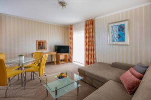 salon z kanapą i stołem w obiekcie Hotel Vital w Zalakaros
