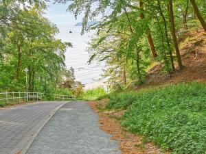 eine Straße mit Blick auf das Wasser und die Bäume in der Unterkunft Strandwohnungen Sellin - WG04 mit 2 Balkonen in Ostseebad Sellin