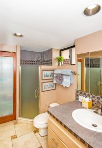 y baño con aseo y ducha. en Kealia Resort 402, en Kihei