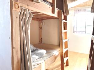 ein Etagenbett in einem winzigen Haus in der Unterkunft ONE Miyakojima in Miyako-jima