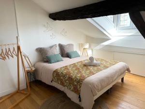 ein Schlafzimmer mit einem großen Bett im Dachgeschoss in der Unterkunft ღ La Cabane Rochelaise • Vue sur le vieux-port in La Rochelle