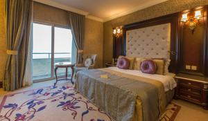 sypialnia z dużym łóżkiem i dużym oknem w obiekcie Merit Park Hotel Casino & SPA w mieście Kirenia