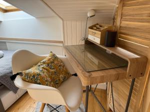 Kleines Zimmer mit einem Schreibtisch und einem Stuhl in der Unterkunft ღ La Cabane Rochelaise • Vue sur le vieux-port in La Rochelle