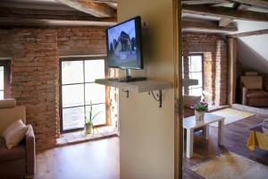 Televiisor ja/või meelelahutuskeskus majutusasutuses Pööni Tavern & Guesthouse