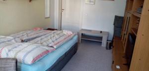 1 dormitorio con 2 camas y una mesa pequeña en Privatzimmer Timm, en Görlitz