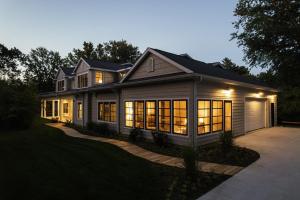 una casa con le luci accese nel cortile di Bold Stump Cottage a Lakeside