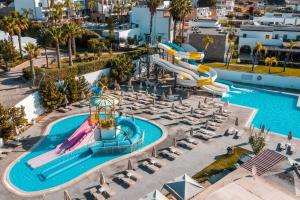 een luchtzicht op een zwembad in een resort bij Ellia Resort in Pefki Rhodes