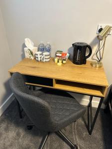 曼徹斯特的住宿－Ashley’s Place，一张带椅子的木桌和一张书桌