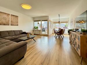 レーオンベルクにある3 Zimmer Apartment, 95 qm, max 5 Personen, Balkon, Garage, Internet 100 MBitのソファとテーブルのあるリビングルーム +27枚の写真