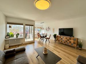 レーオンベルクにある3 Zimmer Apartment, 95 qm, max 5 Personen, Balkon, Garage, Internet 100 MBitのソファと薄型テレビのあるリビングルーム