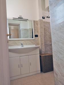 uma casa de banho com um lavatório e um espelho em GaBeDì Apartment em Lerici