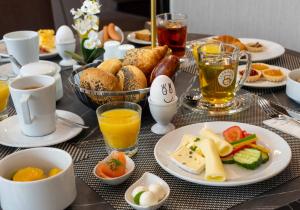 einen Tisch mit Speisen zum Frühstück und Getränken in der Unterkunft PLAZA Residence Wiener Neustadt in Wiener Neustadt