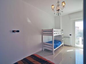 um quarto branco com um beliche em GaBeDì Apartment em Lerici