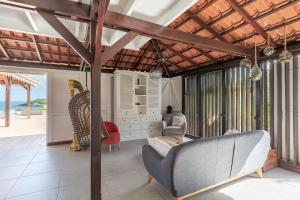 Istumisnurk majutusasutuses Maison d'Ô Pointe Thalémont, avec petite crique privative