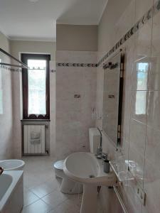 ein Badezimmer mit Waschbecken, Toilette und Badewanne in der Unterkunft Come a casa in Monsummano + 14 Fotos