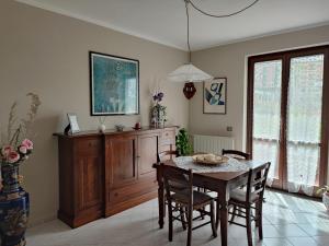 蒙蘇馬諾的住宿－Come a casa，一间带木桌和椅子的用餐室