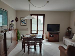 uma sala de estar com uma mesa e uma televisão em Come a casa em Monsummano