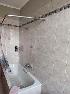 ein Badezimmer mit einer weißen Badewanne und einer Dusche in der Unterkunft Come a casa in Monsummano