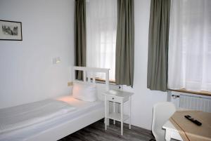 Postel nebo postele na pokoji v ubytování Hotel & Café Göller