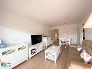 Televízia a/alebo spoločenská miestnosť v ubytovaní Apartamento Bluedream by Rent Costa Brava