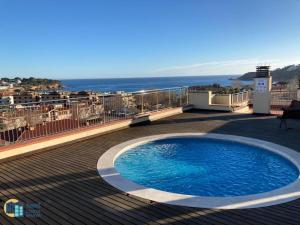 Bazén v ubytovaní Apartamento Bluedream by Rent Costa Brava alebo v jeho blízkosti